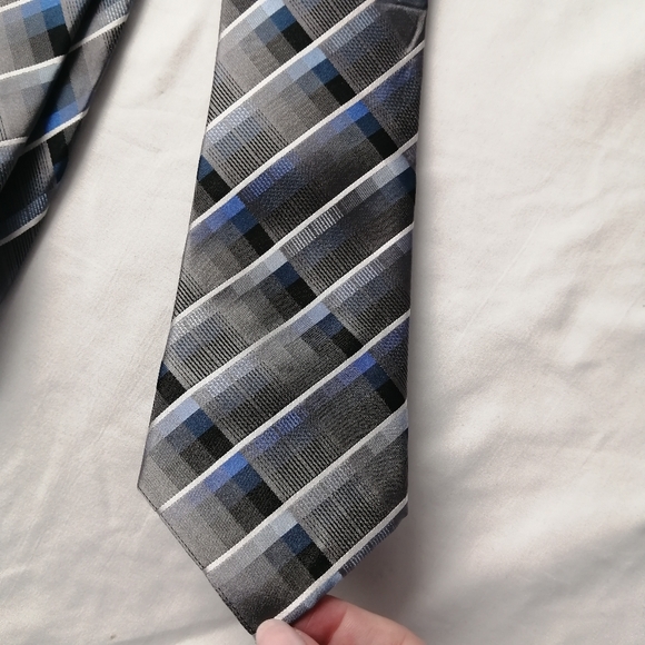 3 Tie Bundle 100% Silk Men's Ties Calvin Klein and Protocol Black, Silver, Blue - Picture 7 of 15